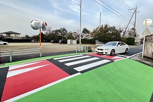 稲羽西小学校前に設置されたスムーズ横断歩道