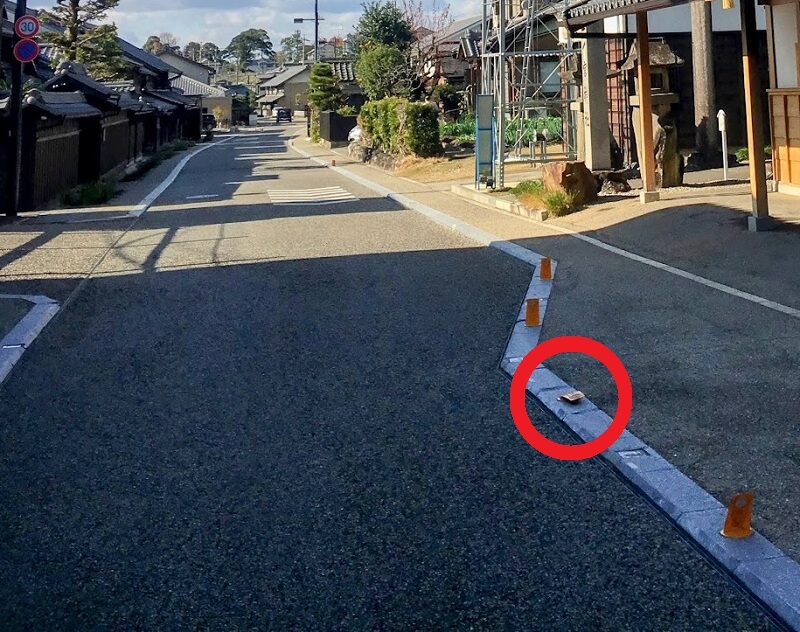 平成22年に設置された狭窄部。歩車分離標のひとつが踏まれて損壊している（赤丸で囲った箇所）。