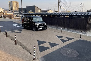 鵜沼宿に設置された景観に配慮したスピードハンプ