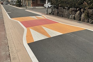 狭窄部を再現した道路ペイント