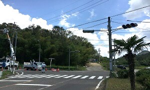 停電により信号が消えた岩坂グリーンロードの交差点